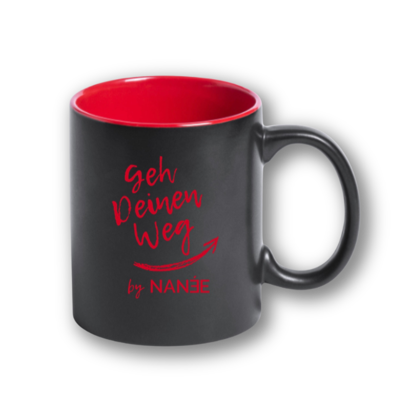 Becher "Geh Deinen Weg!" von NANÉE, Schwarzer Keramikbecher, Innen rot, mit hochwertiger roter Lasergravur "Geh Deinen Weg" by NANÉE