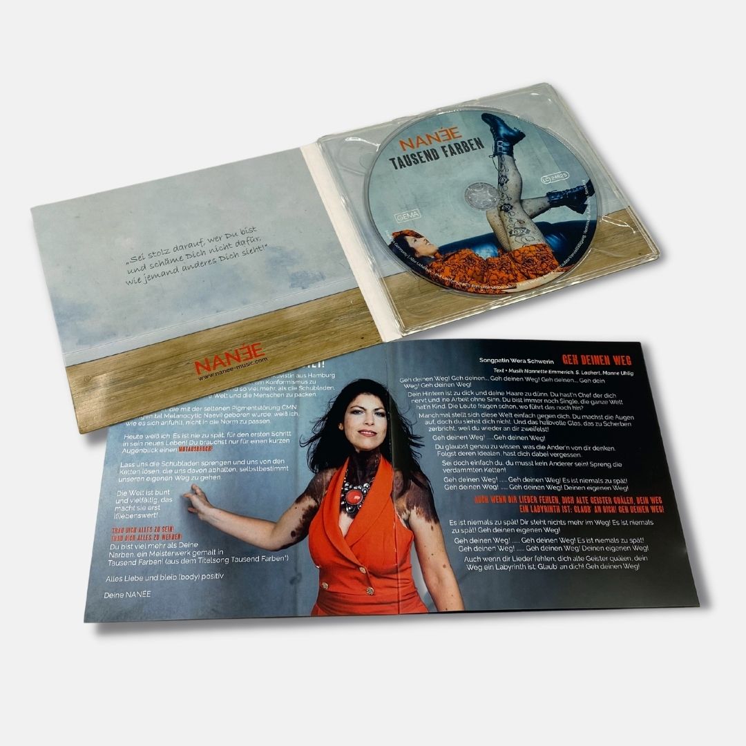 CD „TAUSEND FARBEN!“ von NANÉE im hochwerigen Digipack, Foto: Elena Zaucke