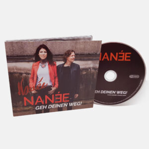 Debut-CD „Geh Deinen Weg!“ von NANÉE aus 2019 mit 6 Songs mit emotionalem Deutsch-Pop, Tracklist: Lass los! / Große Mädels / Zeitreise / Embrace your life / Nie wieder Lügen! / Die ganze Welt, Foto: Elena Zaucke