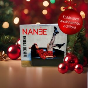 Exklusive Weihnachtsedition der CD „TAUSEND FARBEN!“ von NANÉE im hochwertigen Digipack, liebevoll verziert mit Glitzersteinen, Foto: Elena Zaucke