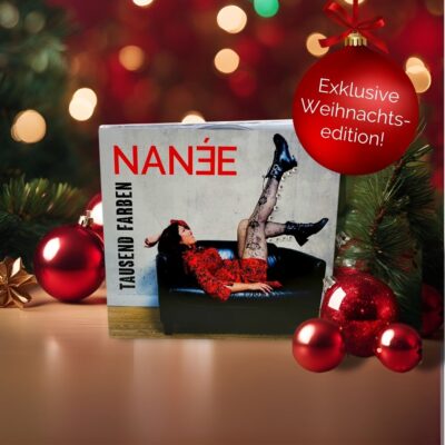 Exklusive Weihnachtsedition der CD „TAUSEND FARBEN!“ von NANÉE im hochwertigen Digipack, liebevoll verziert mit Glitzersteinen, Foto: Elena Zaucke