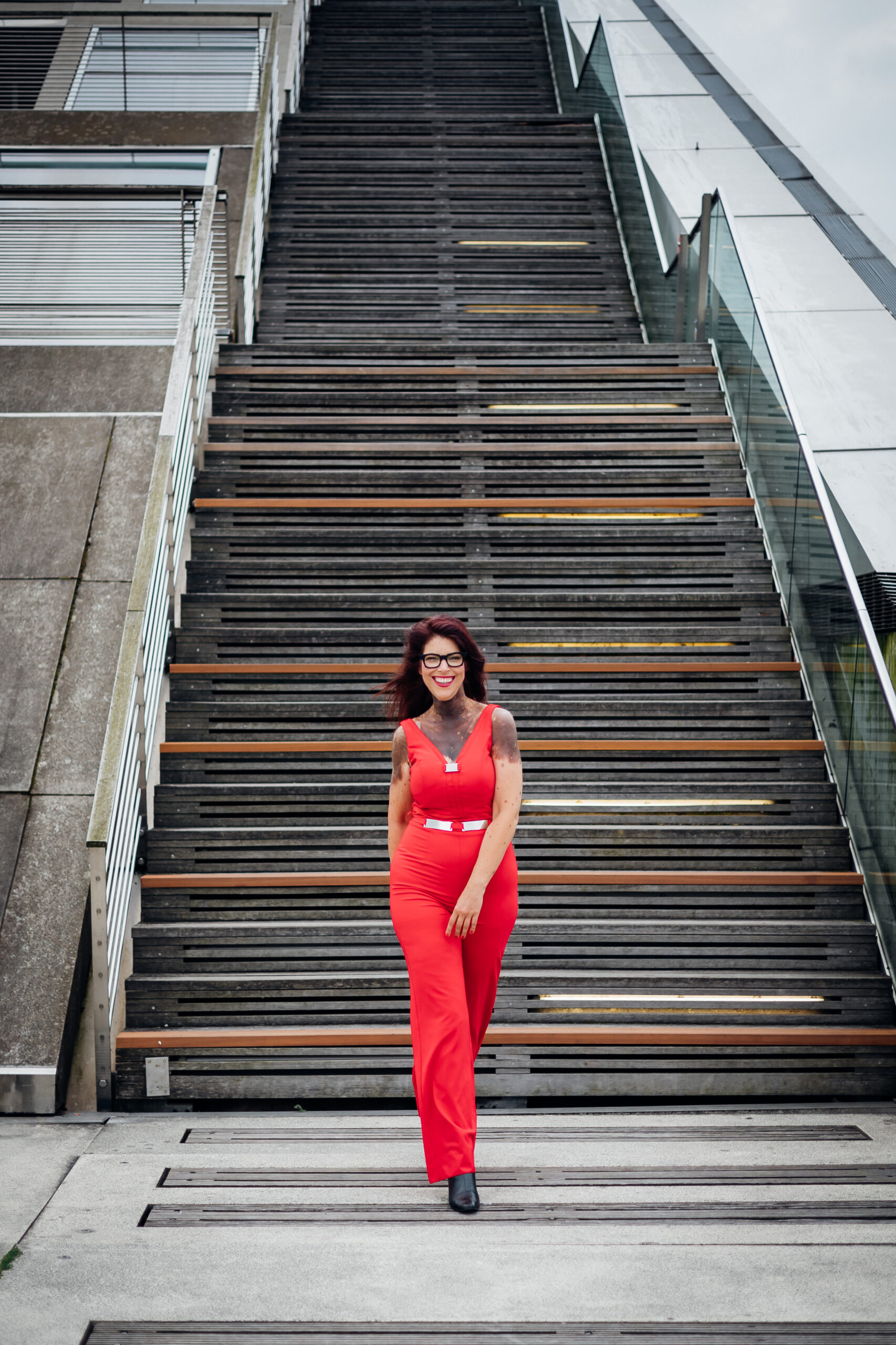NANÉE Lena Lach Fotografie 2024.08.06 118 NANÉE im Roten Jumpsuit vor einer Treppe: Mut = Angst + 1 Schritt
NANEE_Lena-Lach-Fotografie_2024.08.06_118